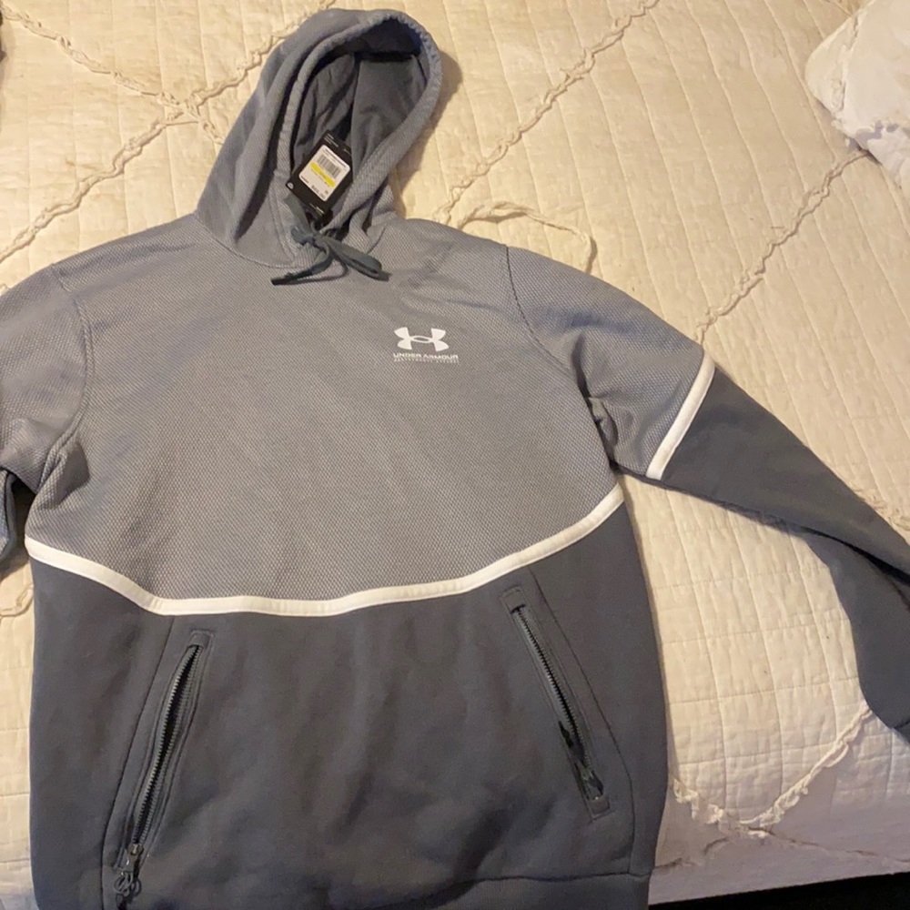 Under armor hoodie men’s medium, it’s new w tags and has dual zipper pockets
